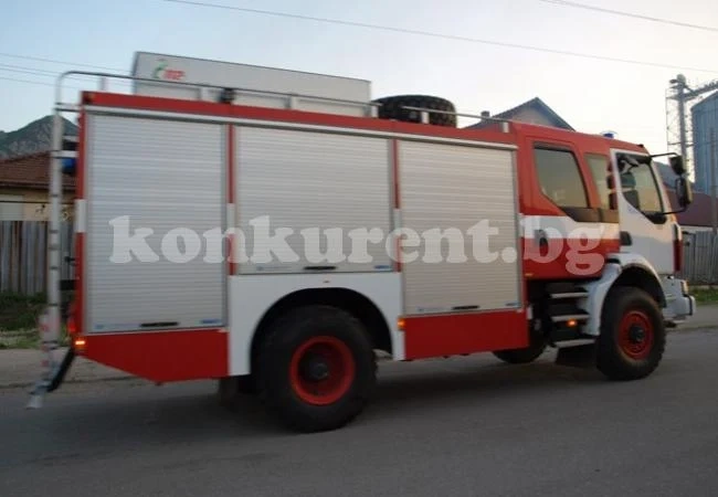 Разследват пожар в дърводелски цех
