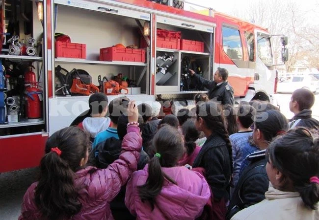 Деца и управници посетиха пожарна