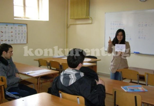 Уан Хаою от Китай учи децата на Видин
