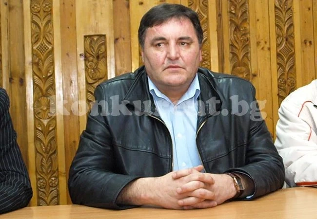 Кмет се обяснява пред медии и граждани
