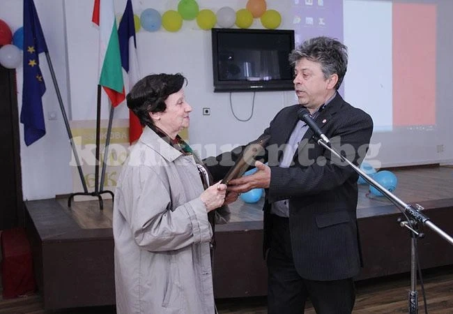 Наградиха преподаватели по френски