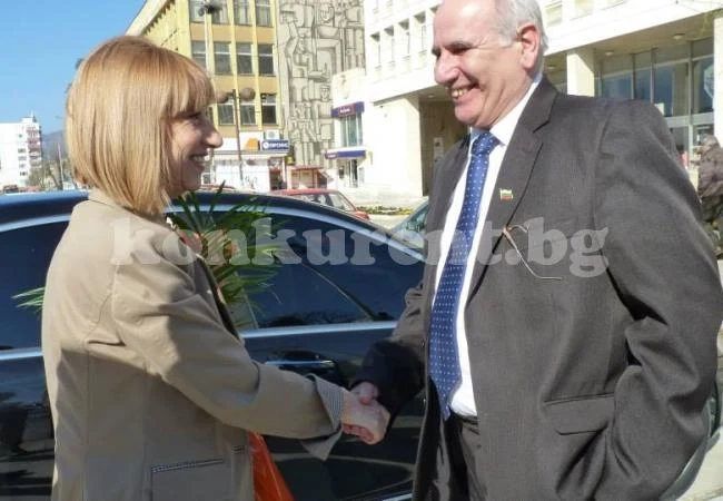 Министърка направи обиколка в Мездра