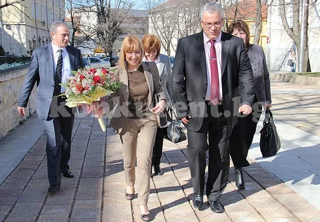 Министър Клисарова свери часовника си във Враца
