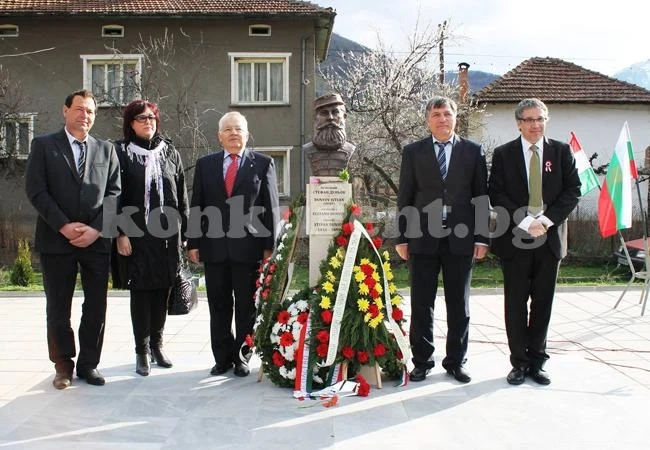 Посланик поднесе цветя в Чипровци