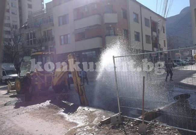 Гейзер с вода изригна на Ахат, спират водата заради авария