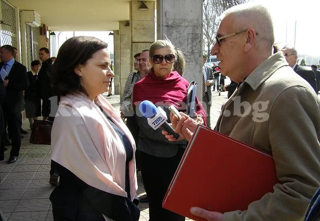 Здравният министър получи папка с подписи в подкрепа на частна клиника във Видин