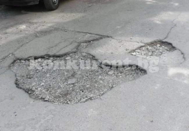 Кмет пълни дупки с пари от джоба