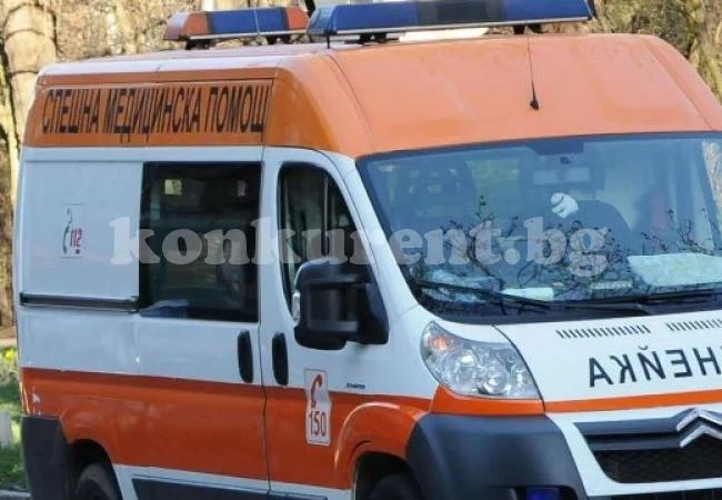 Първолак се бори за живота си, блъснал го мотопед