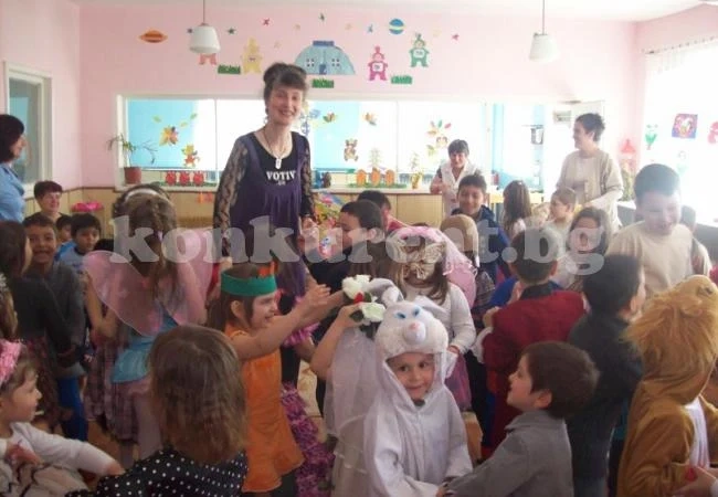 Хлапета си спретнаха „Пролетен карнавал“