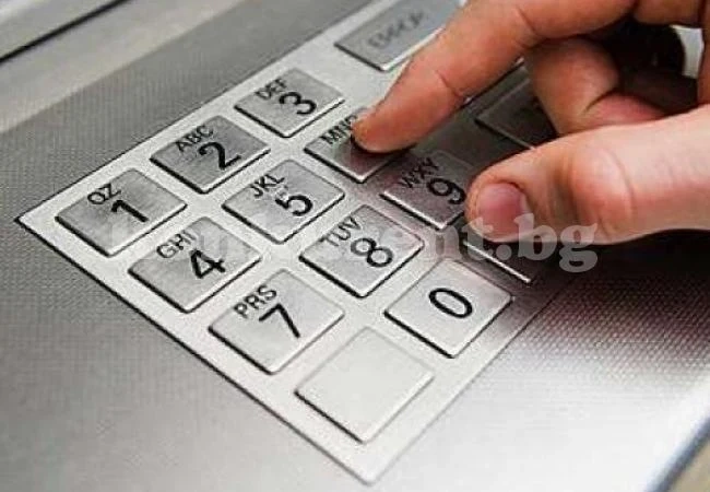Разследват обир на банкомат