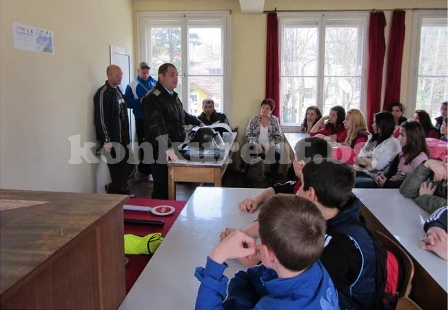 Полицаи показаха оръжия пред деца