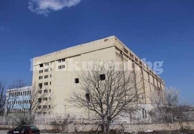 Разрушават сградите на месокомбината