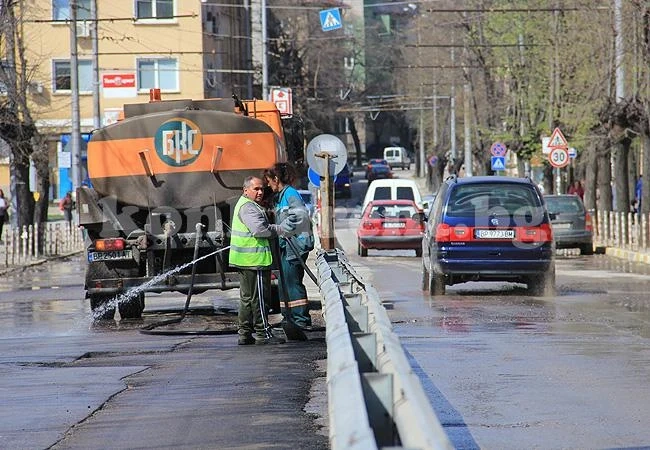 Миенето на улиците във Враца продължава