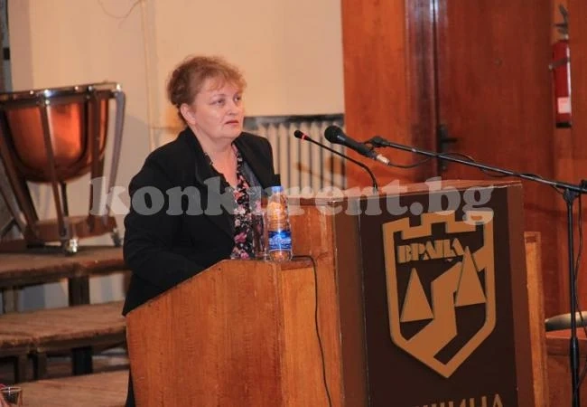 Малина Николова извади на светло 3 договора