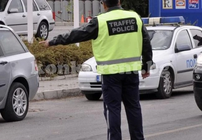 Старец отнесе майка с количка на пешеходна пътека