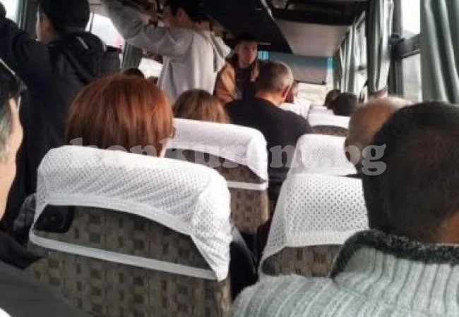 50 души се тъпчат в междуградски автобус