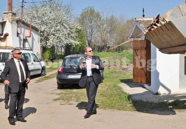 Ремонтират шосето през вилната зона на Лом