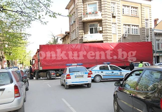 ТИР блокира движението в центъра на Враца