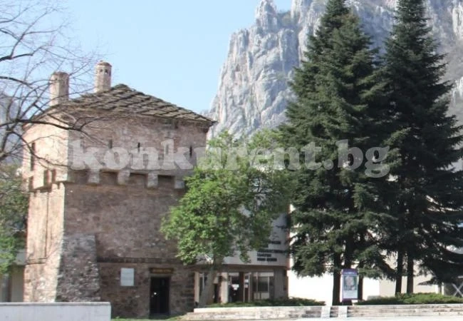 Куртпашовата кула ще свети в синьо