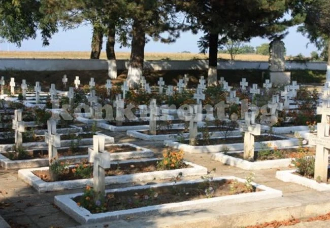 Грък се гаврил с малолетна на гробището в Перник