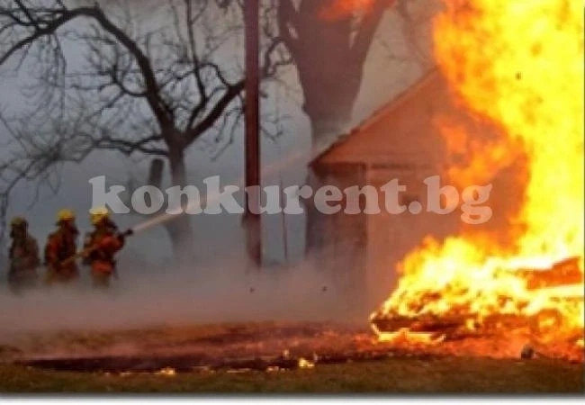 Две пожарни гасят къща в Мездра