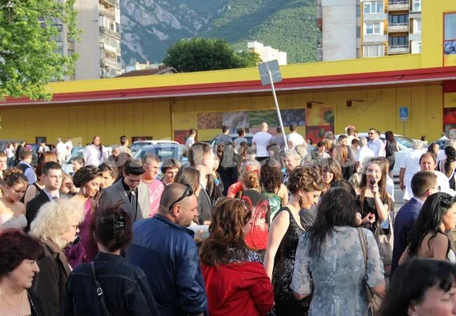 Въпреки евроизборите, балове и алкохол ще има