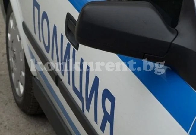 Трио разби гараж с дрехи и обувки
