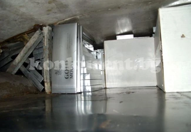 Заловиха 45 000 кутии контрабандни цигари на Кулата