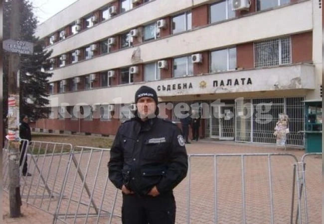 Демонстранти напират да влязат в съда с кръст и икони