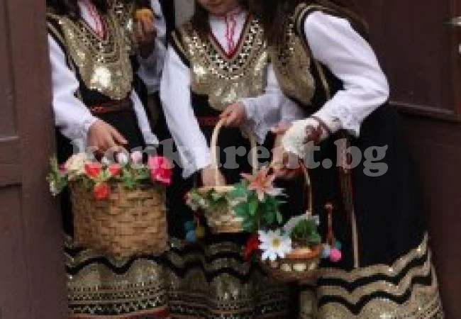 Лазарки и цветя ще танцуват под Ком