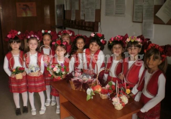 Лазарки гостуваха в криводолската управа