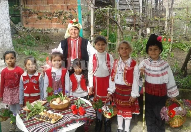Хлапета пресъздадоха обичая „кумичене“