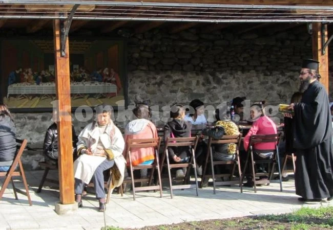Деца и възрастни ходят на неделно училище