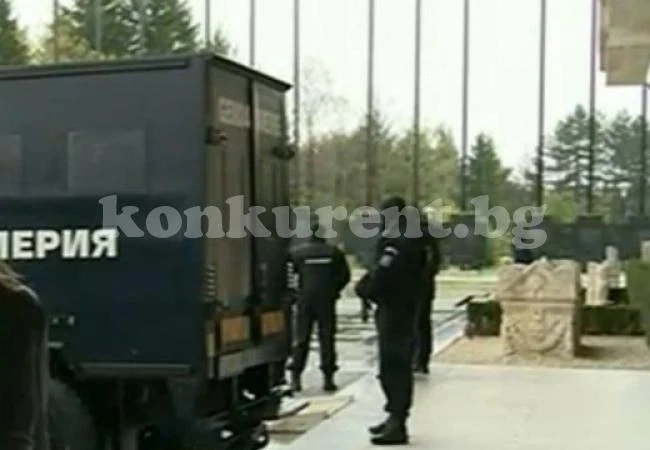 Тежковъоръжени маскирани барети карат у дома Панагюрското съкровище