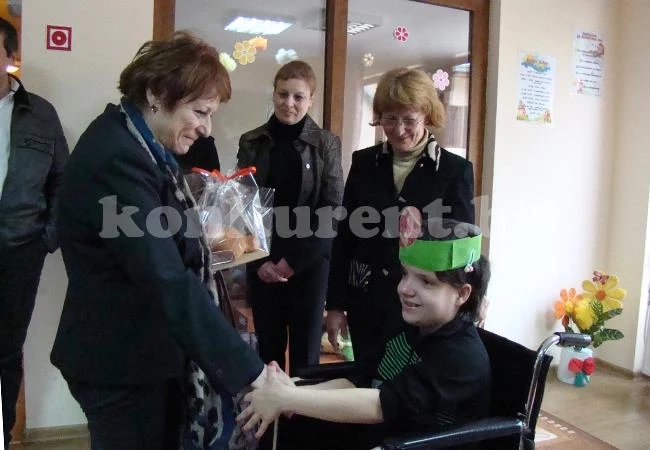 Ева Жечева зарадва деца за Великден