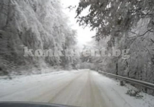 Шофьори паднаха в снежен капан