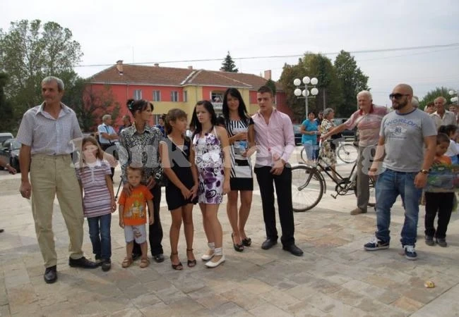 Гонят баща на 6 деца от подарената им къща