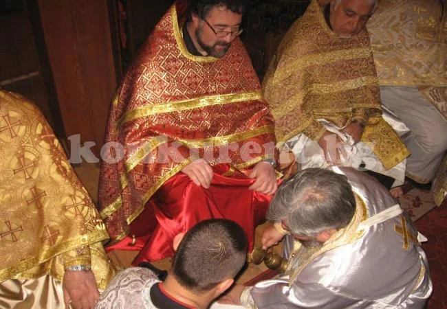 Епископ Киприян уми нозете на свещеници