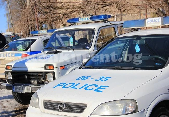 Трима нахлули в автобус, налетяли на бой на ученици
