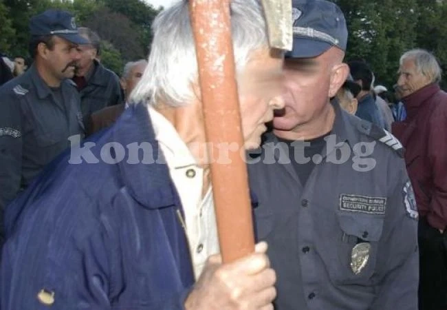 Мъж разби с брадва главата на съселянин, докато спи