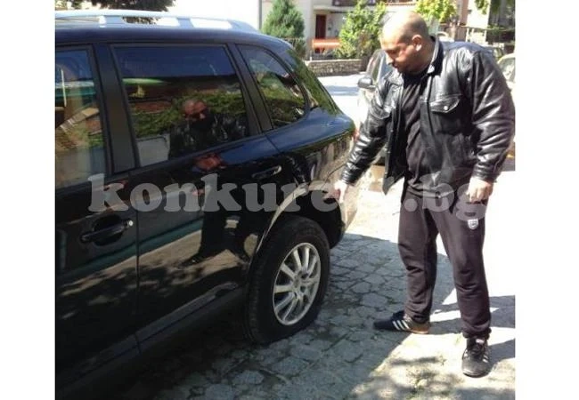 Вандал с нож наряза гумите на таксиметровия бос Керанов