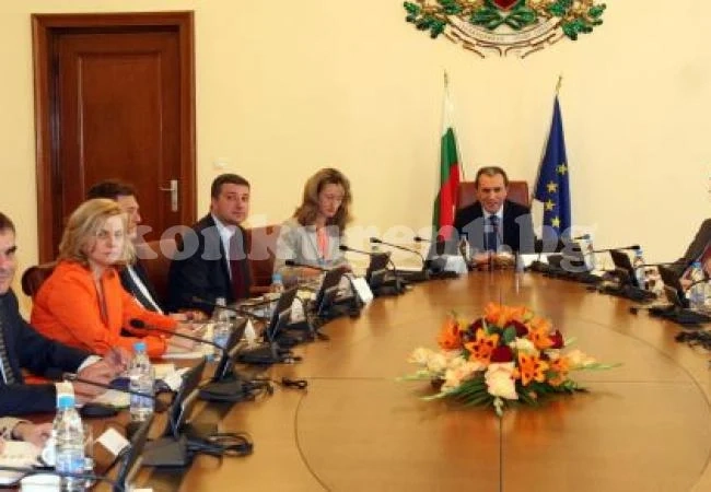 Правителството дава повече пари на БНТ, Външно министерство и ГРАО
