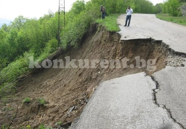 Оглеждат щетите след водната стихия