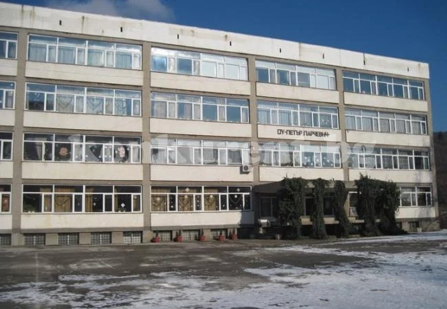 Ученички показват уникални чипровски килими в Токио