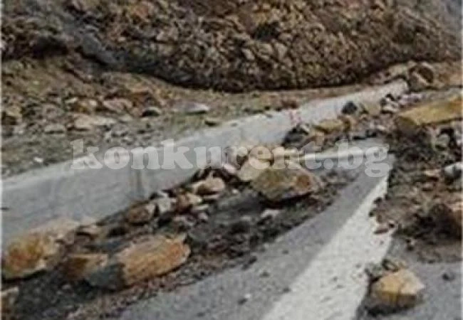 Каскада в Кресненското дефиле: Кола спука гума, блъска се в камъни