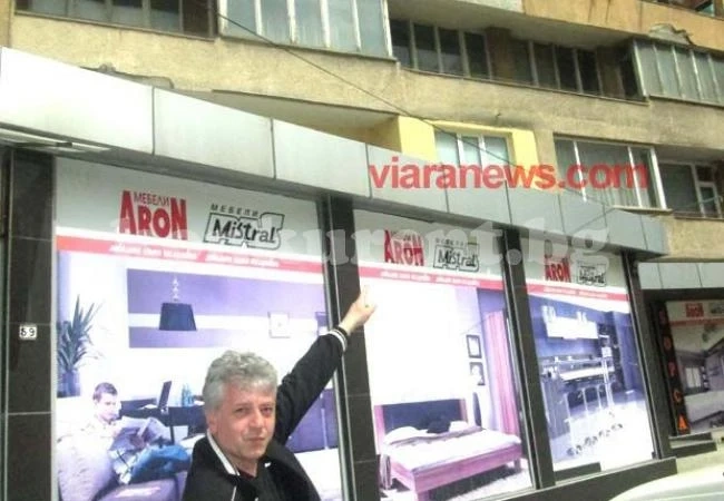 Парче от мазилка едва не уби пешеходец в центъра на Дупница