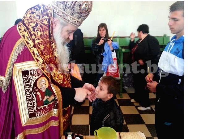 Сионий кръсти 50 човека наведнъж