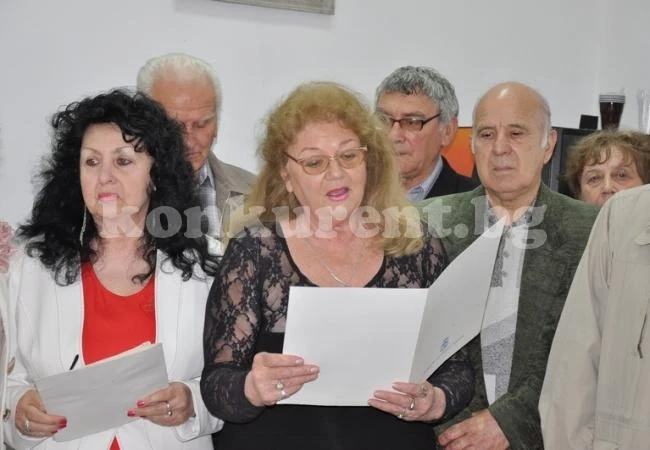 Пенсионери седнаха на местата на студентите във Видин