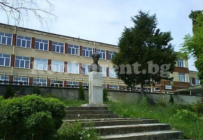 Преподавател хвали атлетки за класиране на финали