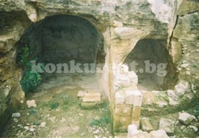 Българи живеят в пещера в Кипър